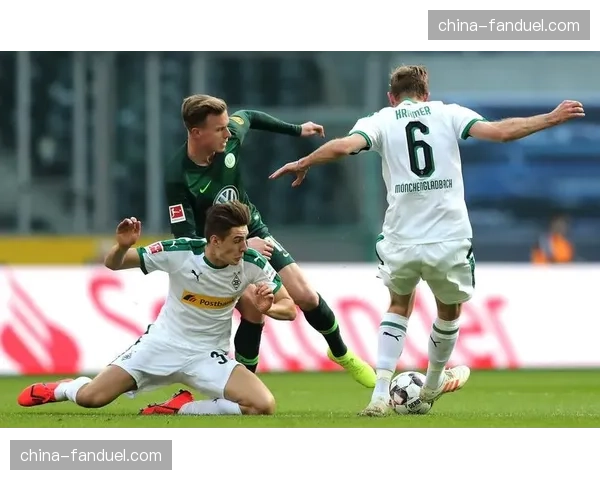 门兴小将打入德甲处子球后,狂奔至看台与家人庆祝 门兴小将打入德甲处子球后,狂奔至看台与家人庆祝