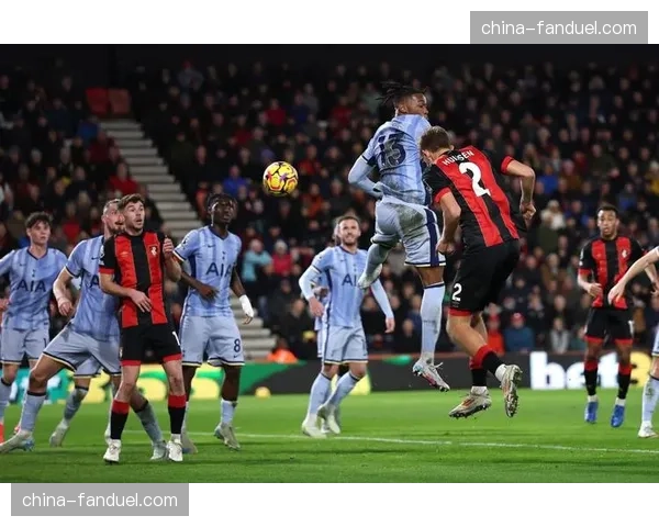 官方：热刺vs狼队比赛因现场医疗紧急事件暂停，球迷高呼“救救他”